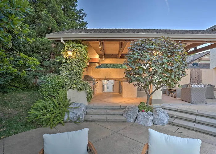 Redding Getaway W/ Hot Tub & Outdoor Kitchen!
