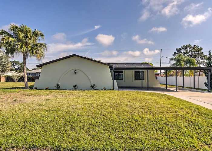Bright Venice Home W/ Yard < 4 Miles To Beach!