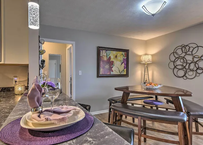 Condo W/ Sunroom, Near Downtown Hendersonville!