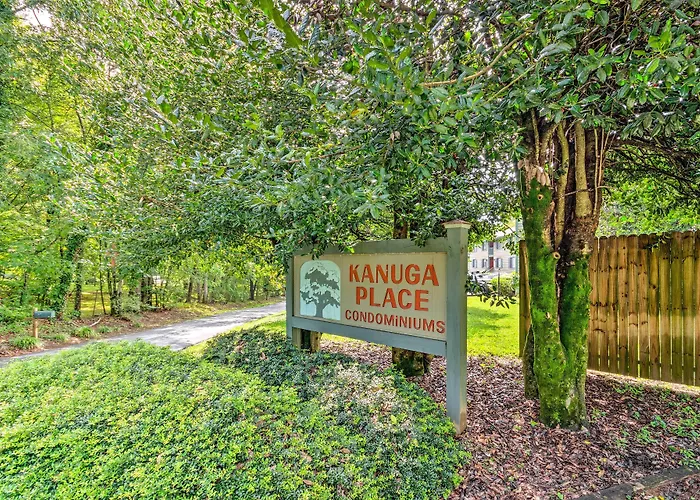 Condo W/ Sunroom, Near Downtown Hendersonville!