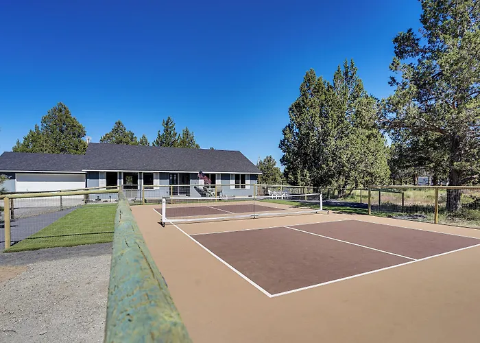Pickleball Country Retreat In Bend!