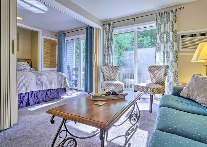 Lake Getaway: Walk Across Street To Private Beach!