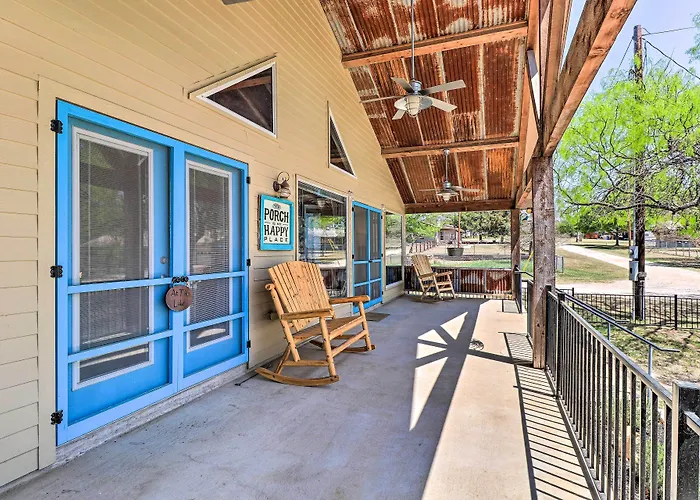 Charming Burnet Cottage W/ Lake View + Porch!
