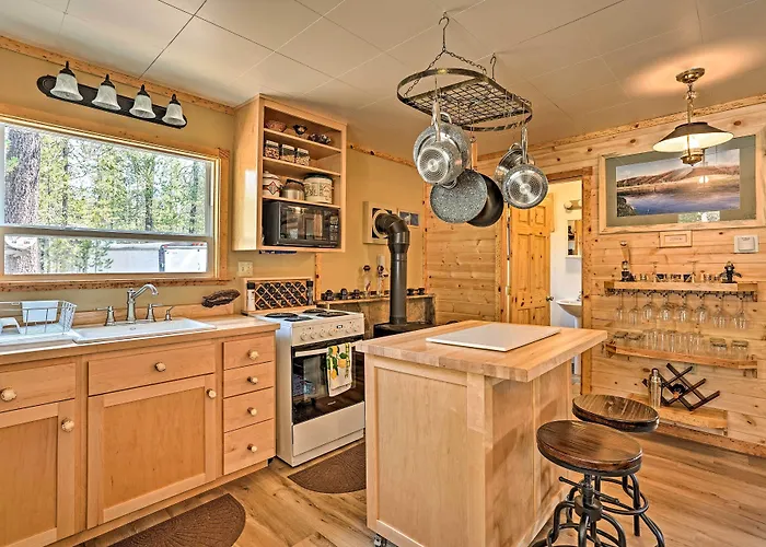 High Lakes Hideaway: La Pine Fishing Cabin!