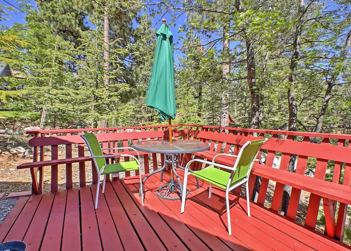 Big Bear Lake Cabin W/ Deck ~ 7 Mi To Ski Slopes!