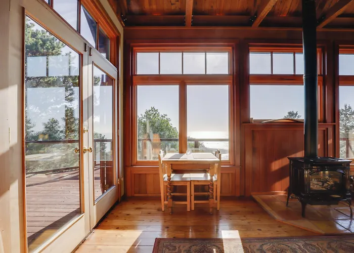 Romantic Ridgetop Escape W/ Hot Tub Near Mendocino