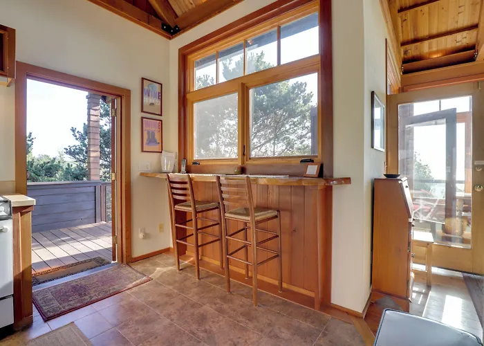 Romantic Ridgetop Escape W/ Hot Tub Near Mendocino