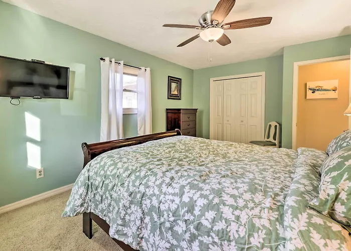 Holiday Island Home: Hot Tub & Wood Stove!