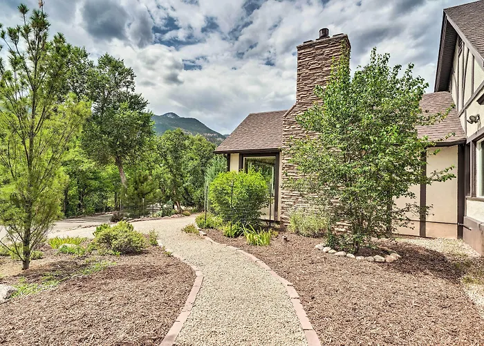 Spacious Manitou Home W/ Views In Central Location
