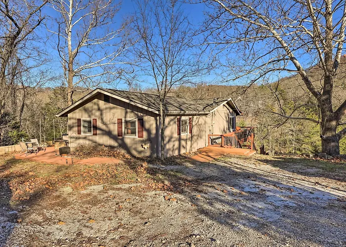 Holiday Island Home: Hot Tub & Wood Stove!