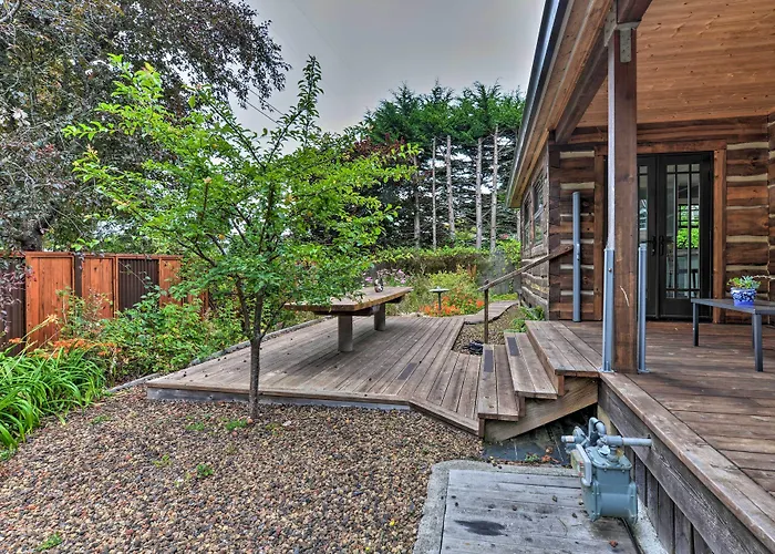 Quiet & Cozy Eureka Home Near Sequoia Park & Zoo!
