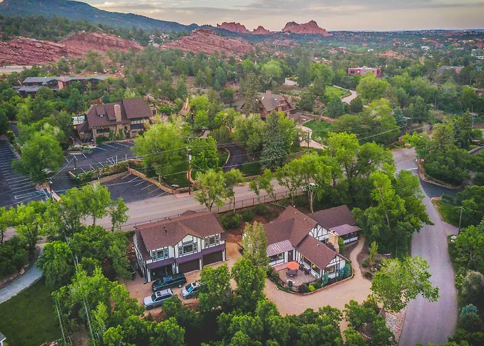 Spacious Manitou Home W/ Views In Central Location