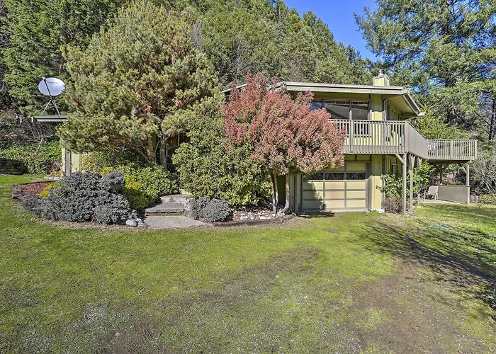 Woodsy Willow Creek Getaway W/ Deck!