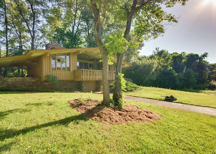 Tranquil Mid-Century Modern Cottage W/ Forest View