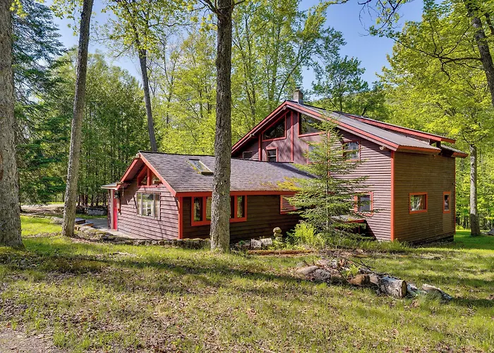 Saranac Lake Cabin W/ Deck: Pets Welcome!
