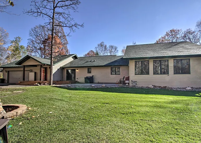 Cabin W/ Fire Pit & Movie Room, 1 Mi To Lake