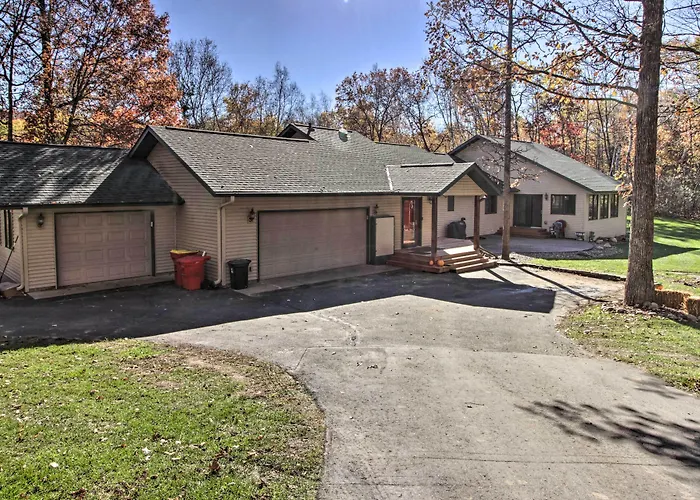 Cabin W/ Fire Pit & Movie Room, 1 Mi To Lake