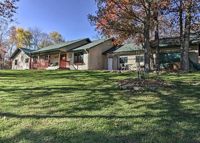 Cabin W/ Fire Pit & Movie Room, 1 Mi To Lake