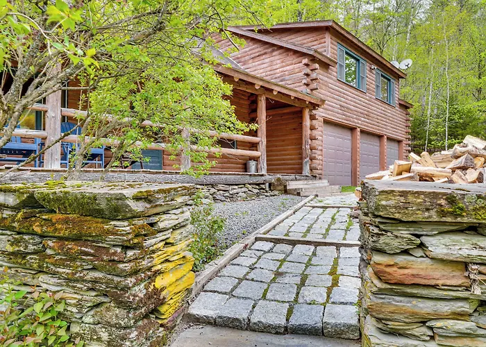 Picture-Perfect Vermont Mtn Cabin W/ Hot Tub!