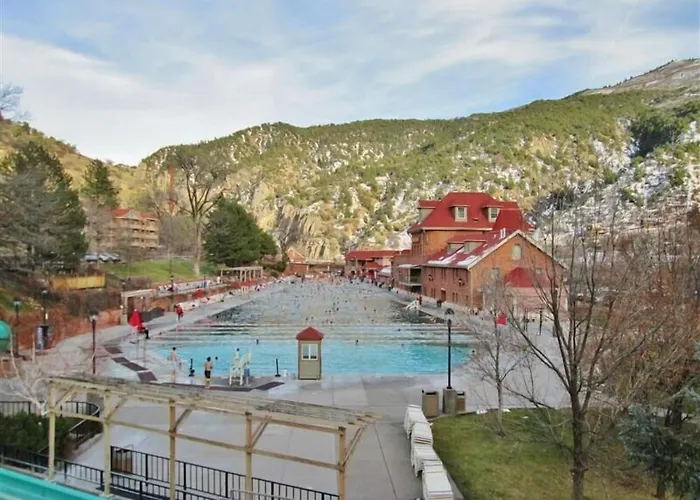 Cozy Central Glenwood Springs Condo W/ 2 Decks!