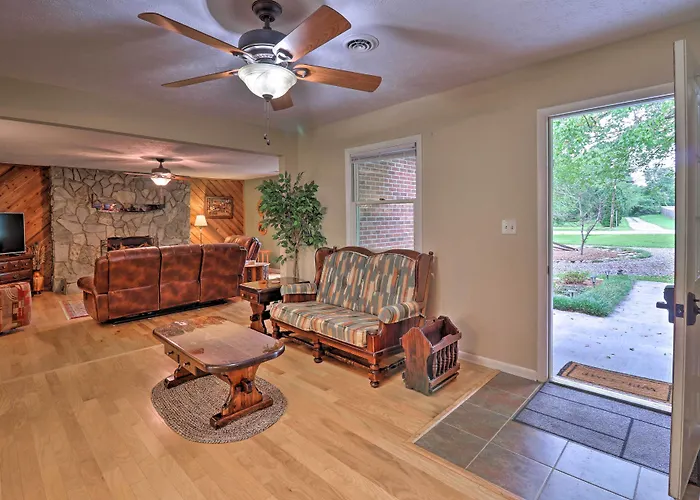 Hendersonville Home W/ Fire Pit: 5 Mi To Downtown!
