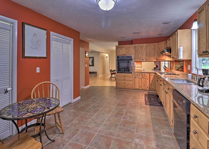 Hendersonville Home W/ Fire Pit: 5 Mi To Downtown!