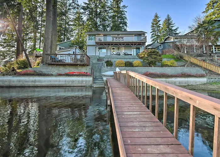 'The Peacock House' - Waterfront Home W/ Hot Tub!