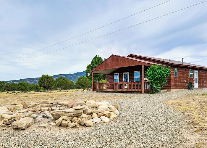 Quiet Pagosa Springs Cabin: Lake & Mountain Views!