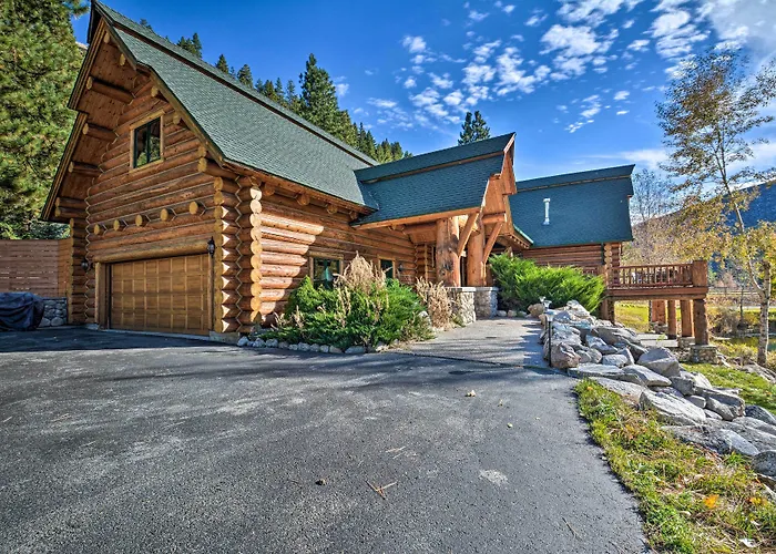 Custom Bitterroot Valley Cabin W/ Hot Tub & Views!