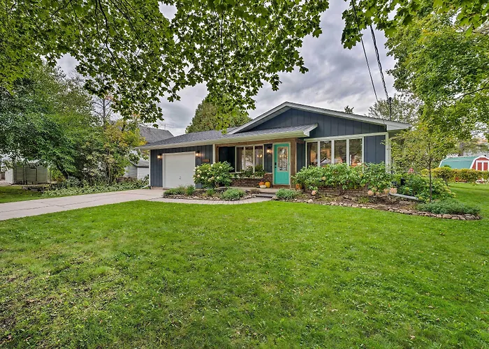 Airy Cottage Close To Rock Lake W/ Fire Pit!