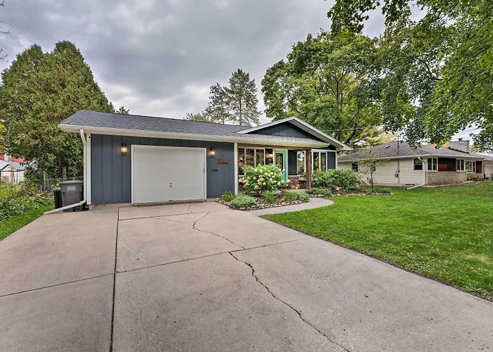 Airy Cottage Close To Rock Lake W/ Fire Pit!