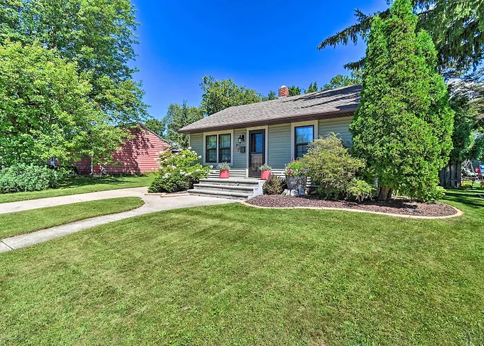 Modern Home W/ Backyard, 1 Mi To Dtwn Sturgeon Bay