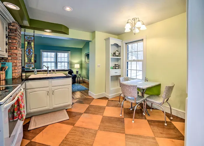 Modern Home W/ Backyard, 1 Mi To Dtwn Sturgeon Bay