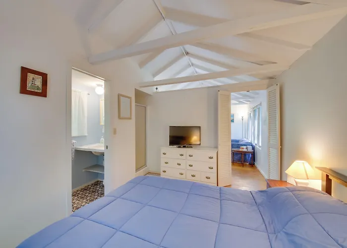 Couples Getaway Near Beaches: Northport Cottage