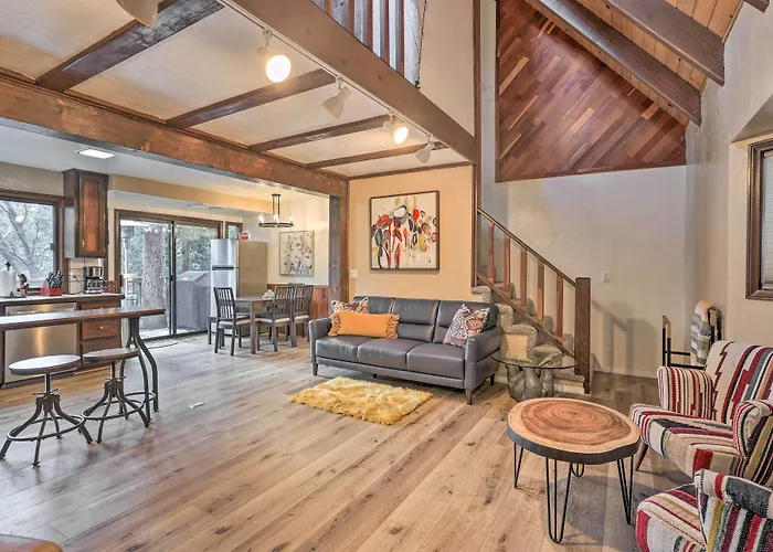 Woodsy Twin Peaks Getaway W/ Hot Tub & Views!