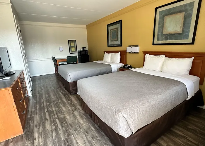 Baymont By Wyndham Nacogdoches Near University