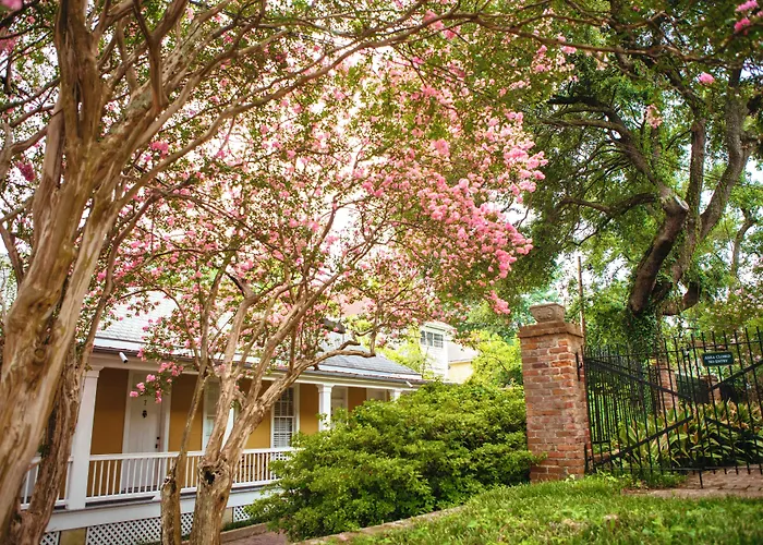 Anchuca Historic Mansion & Inn