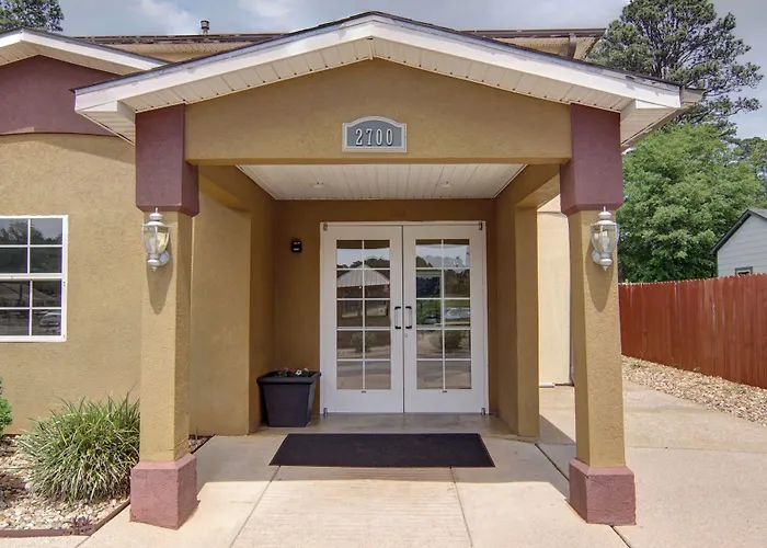 Hometown Inn & Suites
