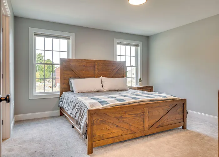 Walk To Beaches & Parks: Home W/ Deck In Laconia
