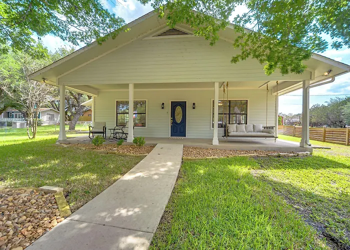 Texas Hill Country Retreat - Walk To Nueces River!