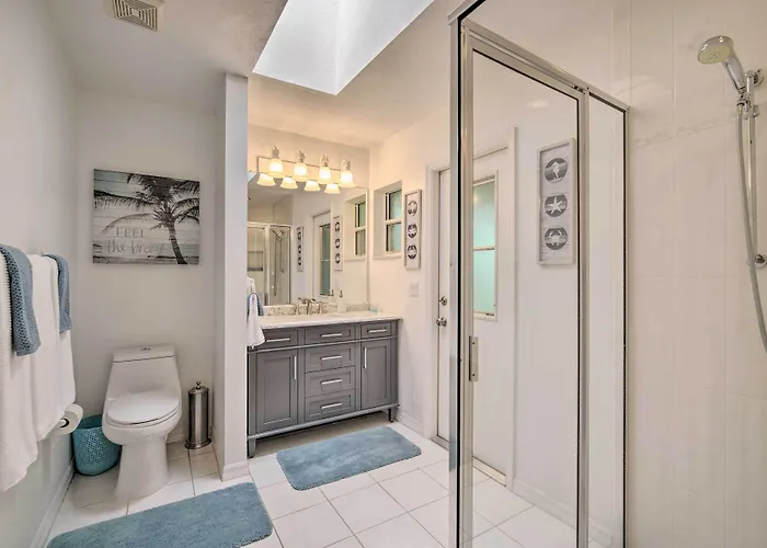 Crystal River Gem Near Three Sisters Springs!