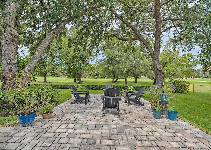 Crystal River Gem Near Three Sisters Springs!