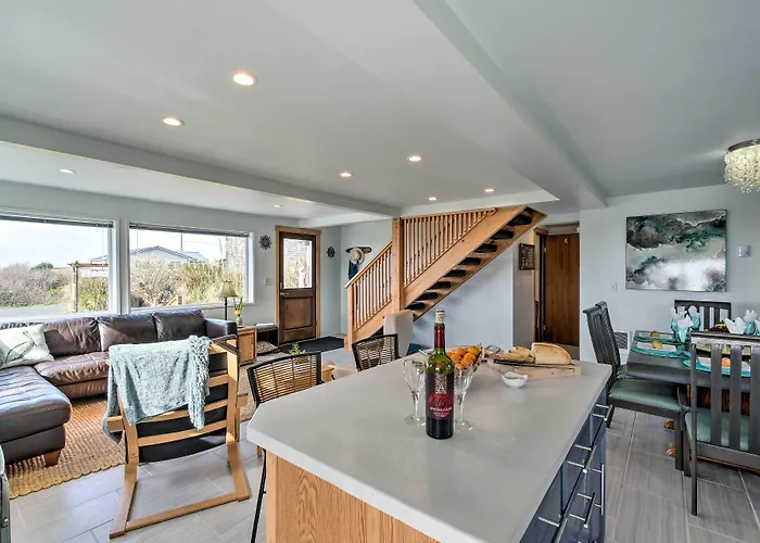 Coastal Retreat: Deck, Ocean Views + Walk To Beach