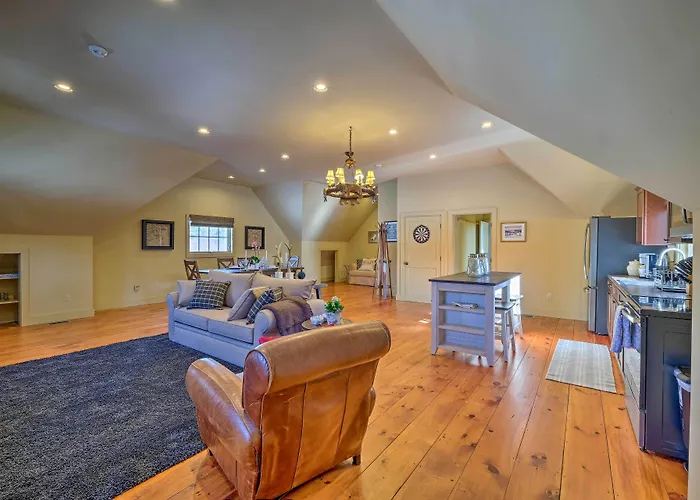 Luxe 'Green Barn' Near Skiing W/ Mt Equinox Views!