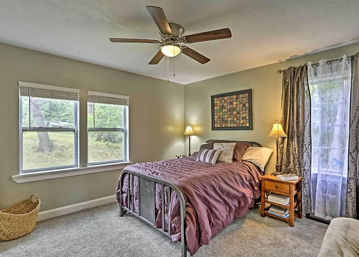 Family-Friendly Escape ~ 6 Mi To City Center!