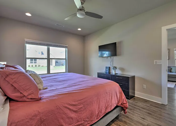 Fayetteville House: Pool Access & Gas Grill!