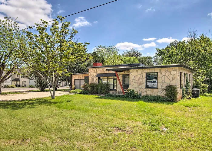 Remodeled Retro Home W/ Deck, Walk To Main Street!