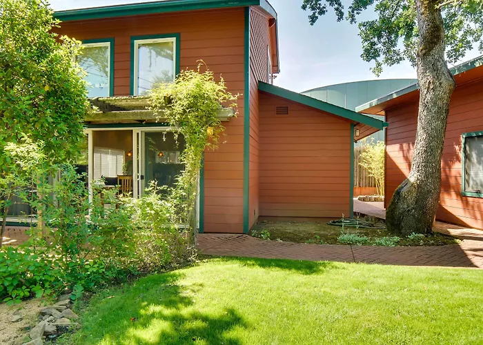 'Hilltop Loft' Ukiah Vacation Rental!