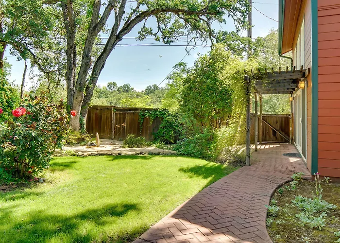 'Hilltop Loft' Ukiah Vacation Rental!