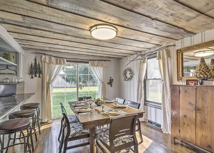 Eclectic Ladysmith Hideaway: Hike & Hunt!